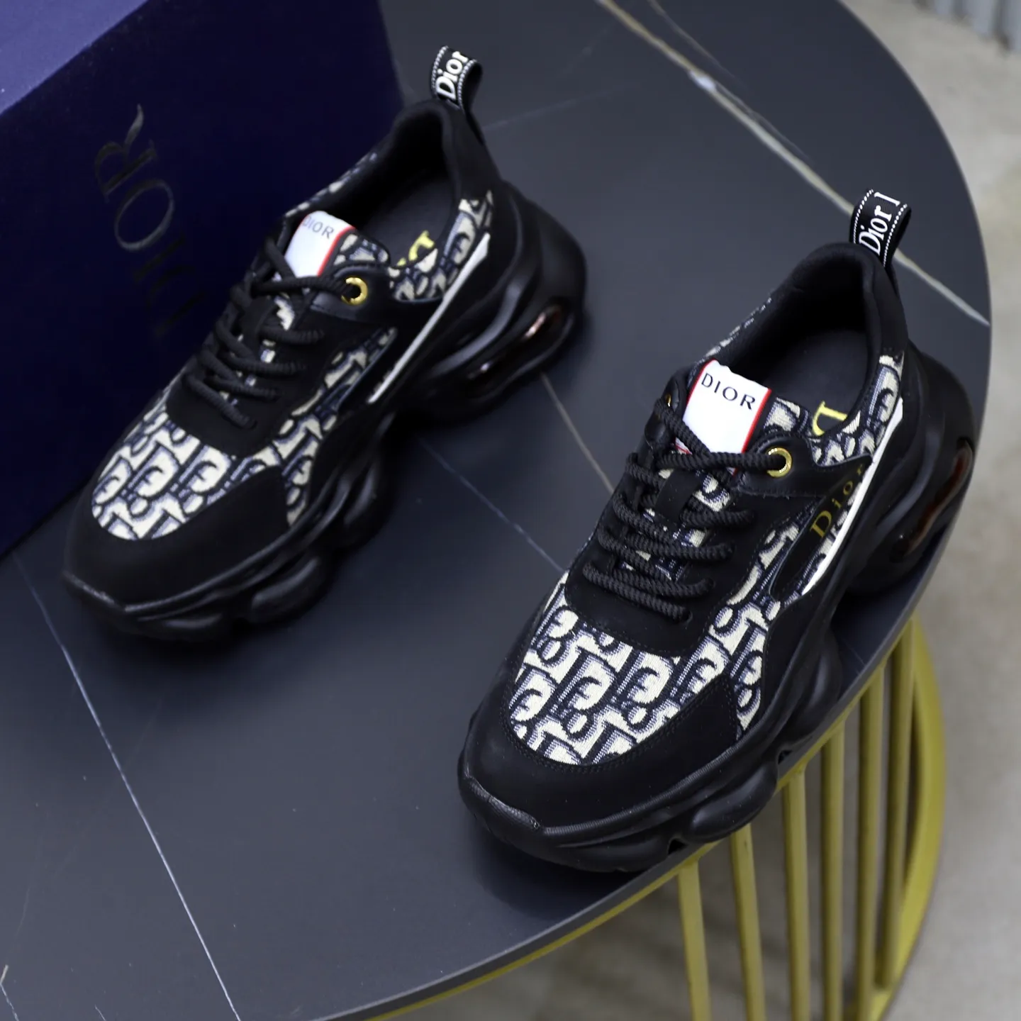 Ex-factory price: 462💰🙅‍♂️🙅‍♂️🙅‍♂️ Brand: Dior DIOR Standard code: 38-44 (45 customized) Grade: Same as the official website Material: Original cowhide material spliced with brand cloth Comfortable and breathable lining Lightweight and wear-resistant sports outsole Style category: Men's fashion casual shoes Running sports shoes Distinguished luxury brand elements Top luxury color: actual picture color
